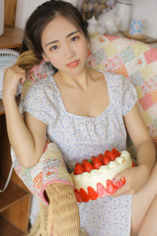 女教师与情人办公室内